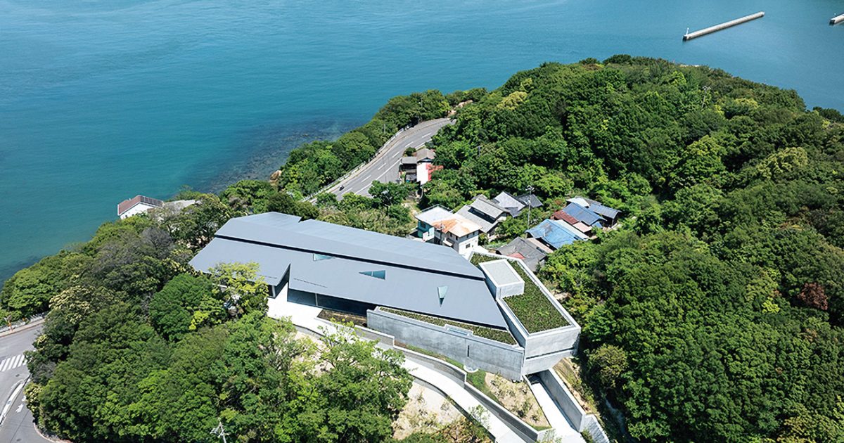 香川・直島の安藤忠雄建築「直島新美術館」で開館記念展示が開催中
