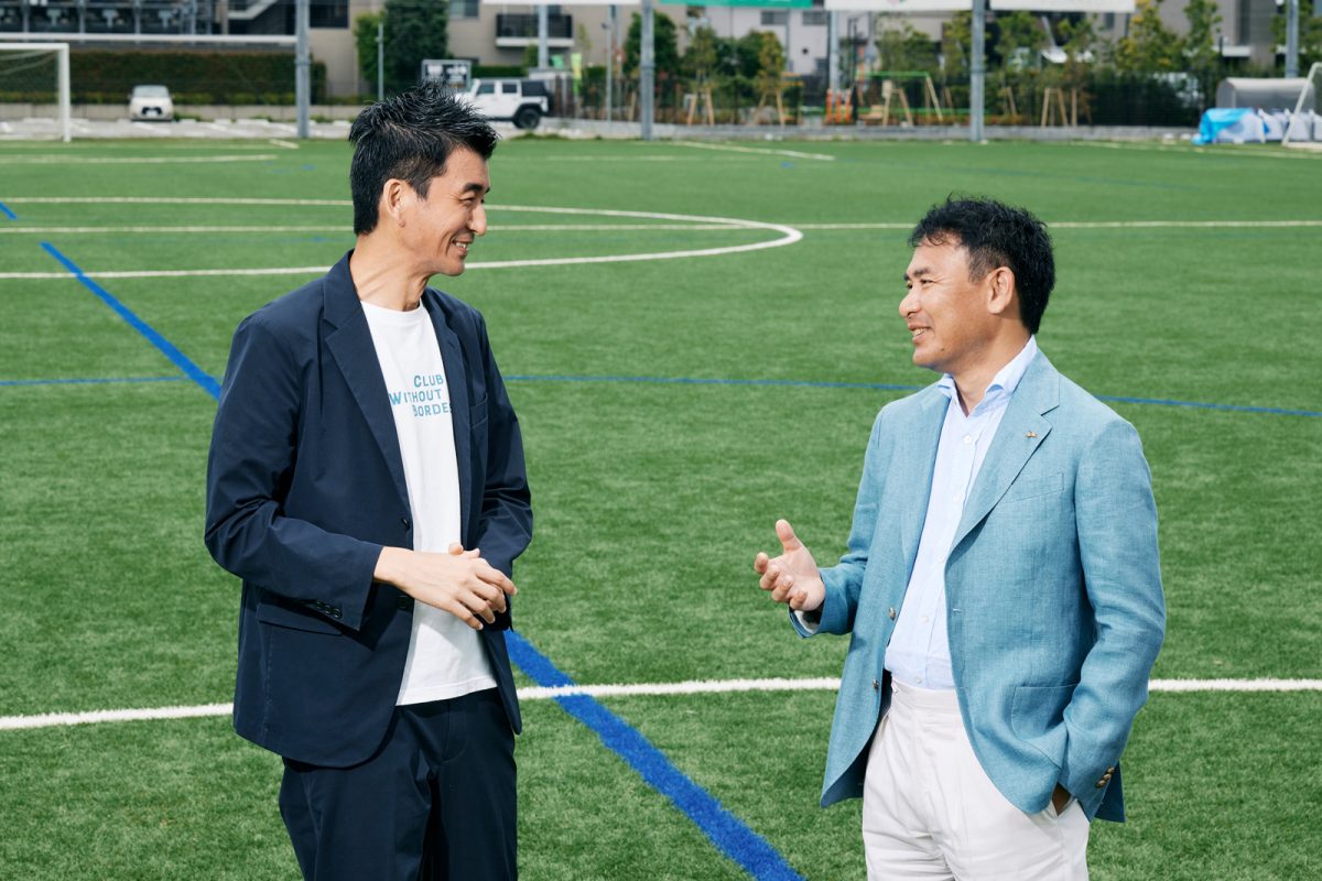 談笑する芝田崇行氏と四方健太郎氏
