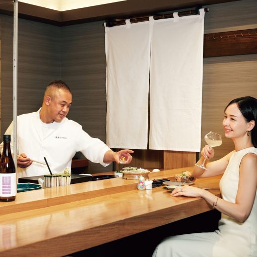 「鳥嵩」で日本酒を愉しむ乙黒えりさん