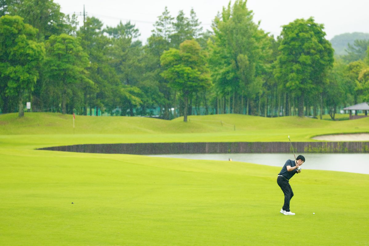 吉田洋一郎の最新ゴルフレッスン/クローグリップでの素振りで、シャフトを立てる感覚を身につける練習法