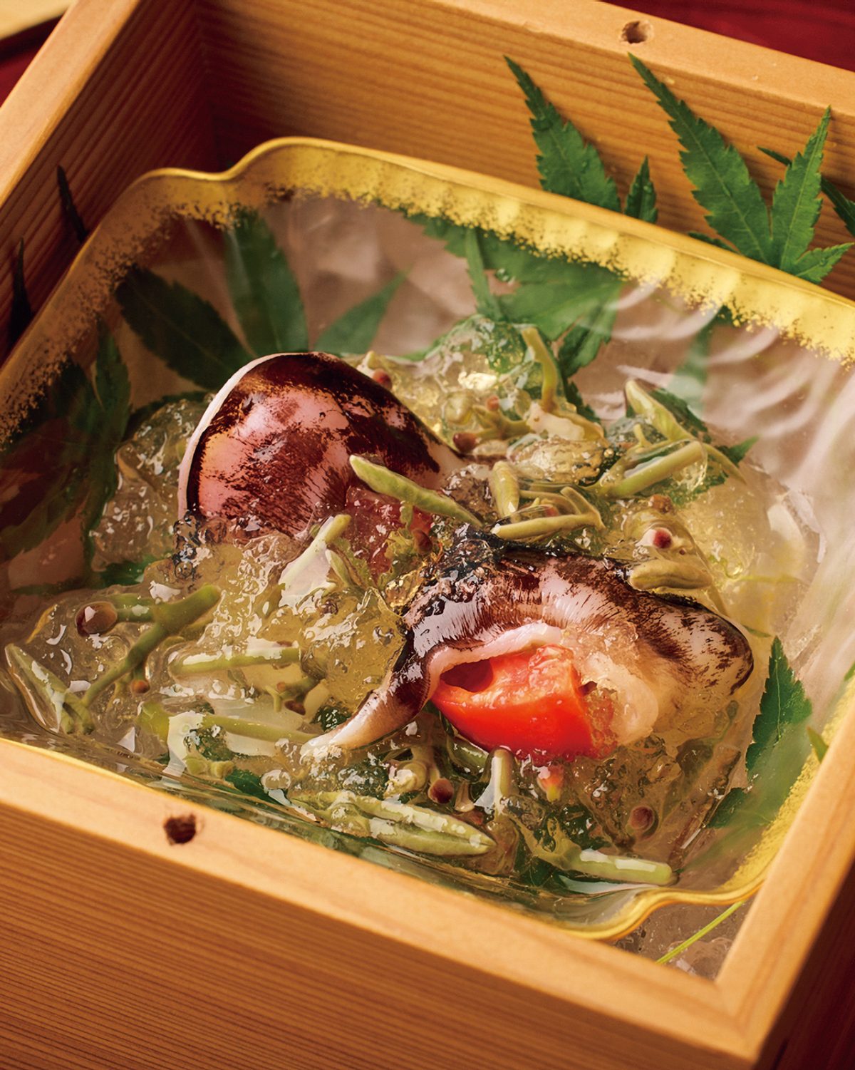 「麻布台 中むら」のじゅんさいと生鳥貝の酢の物