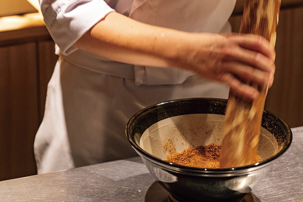 「日本料理 FUJI」の店主が胡麻を擦る様子