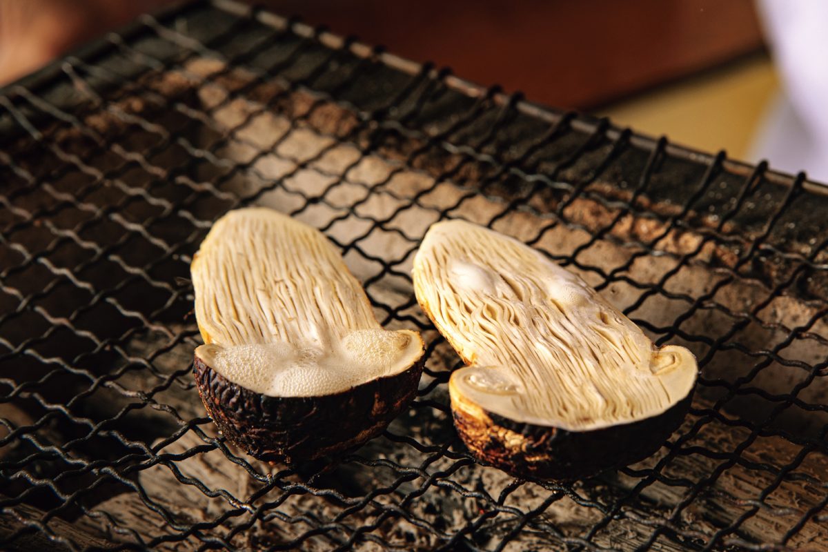 「割烹 樋山」の焼き松茸