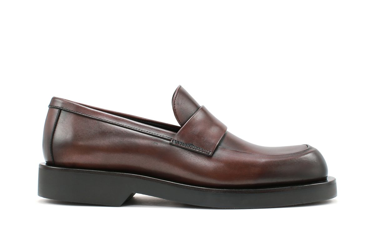 ジミー チュウの新作ローファー「BUFF」／BUFF LOAFERKUT MOCHA