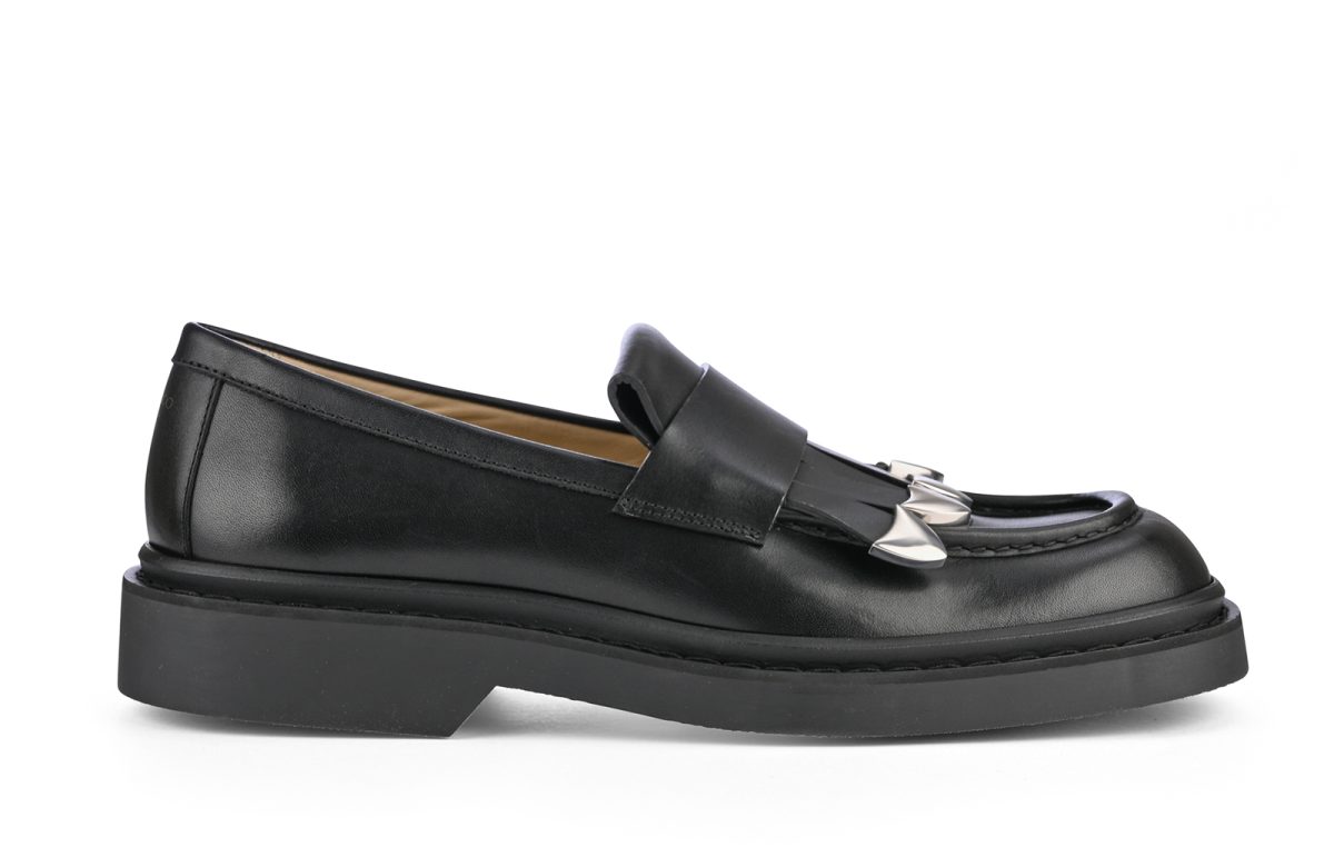 ジミー チュウの新作ローファー「BUFF」／BUFF LOAFERAQO BLACK