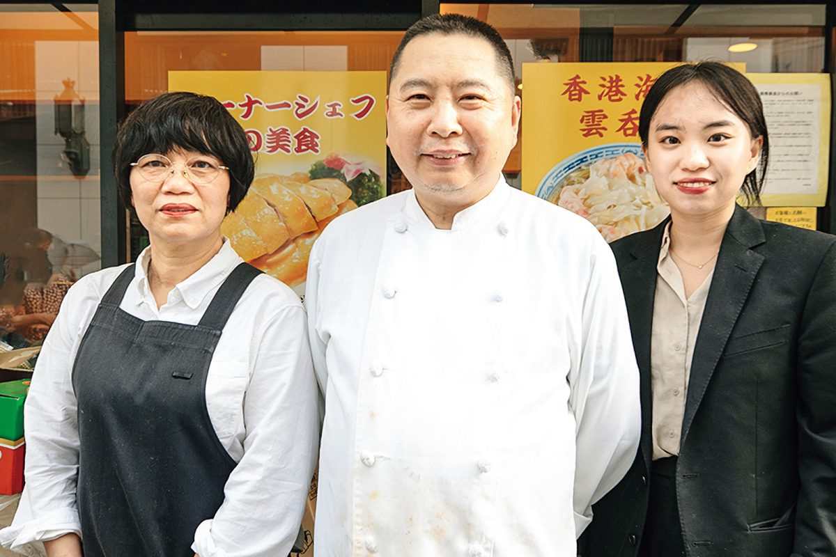 「南粤美食」の店主とスタッフ