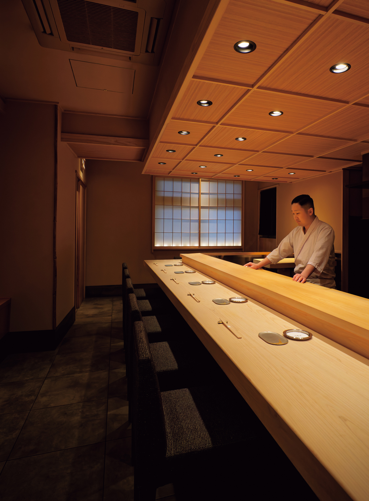 「鮨 田中」のカウンター
