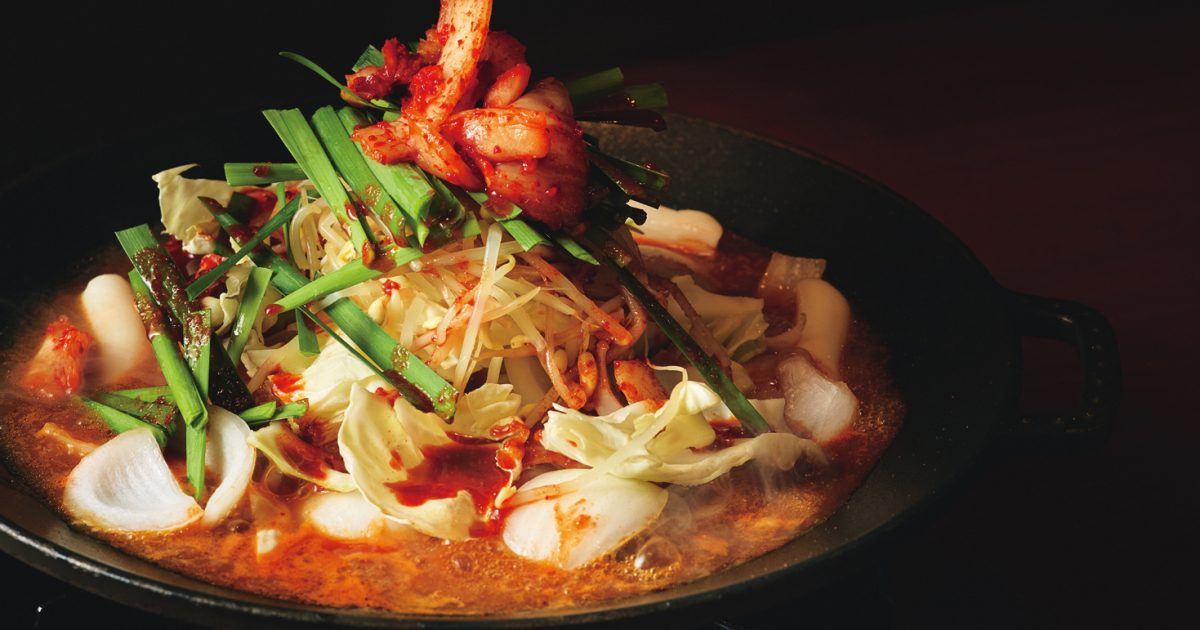 山本牛臓｜秋元康のスタミナ食は、名物ホルモン鍋。麻布十番の絶品韓国料理店