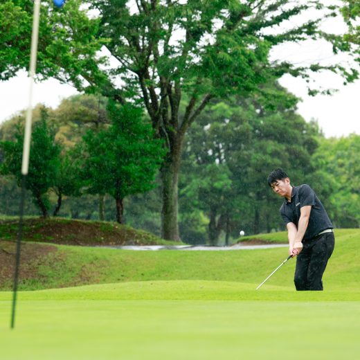 吉田洋一郎の最新ゴルフレッスン／ドロー回転で転がすアプローチの打ち方
