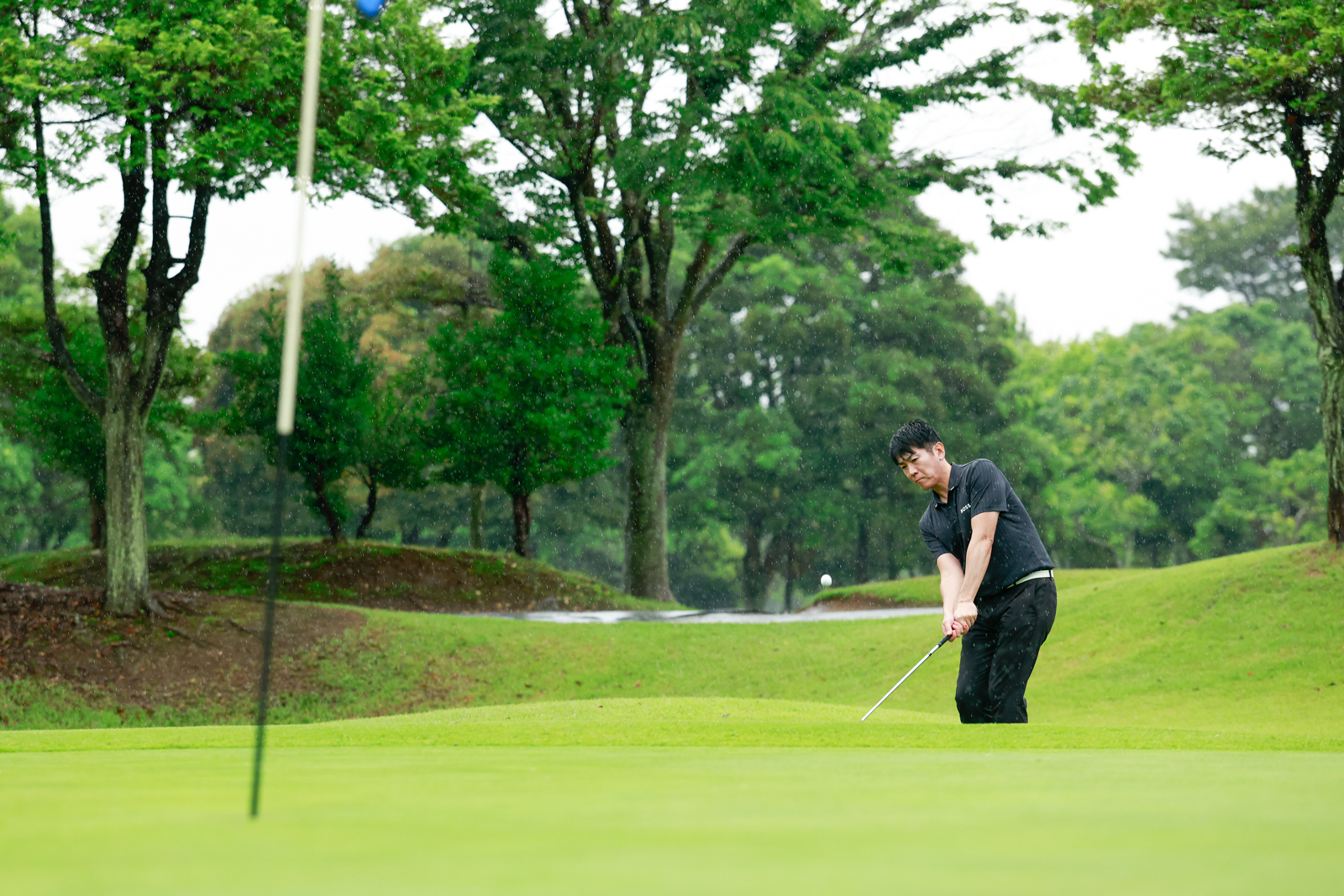 吉田洋一郎の最新ゴルフレッスン／ドロー回転で転がすアプローチの打ち方