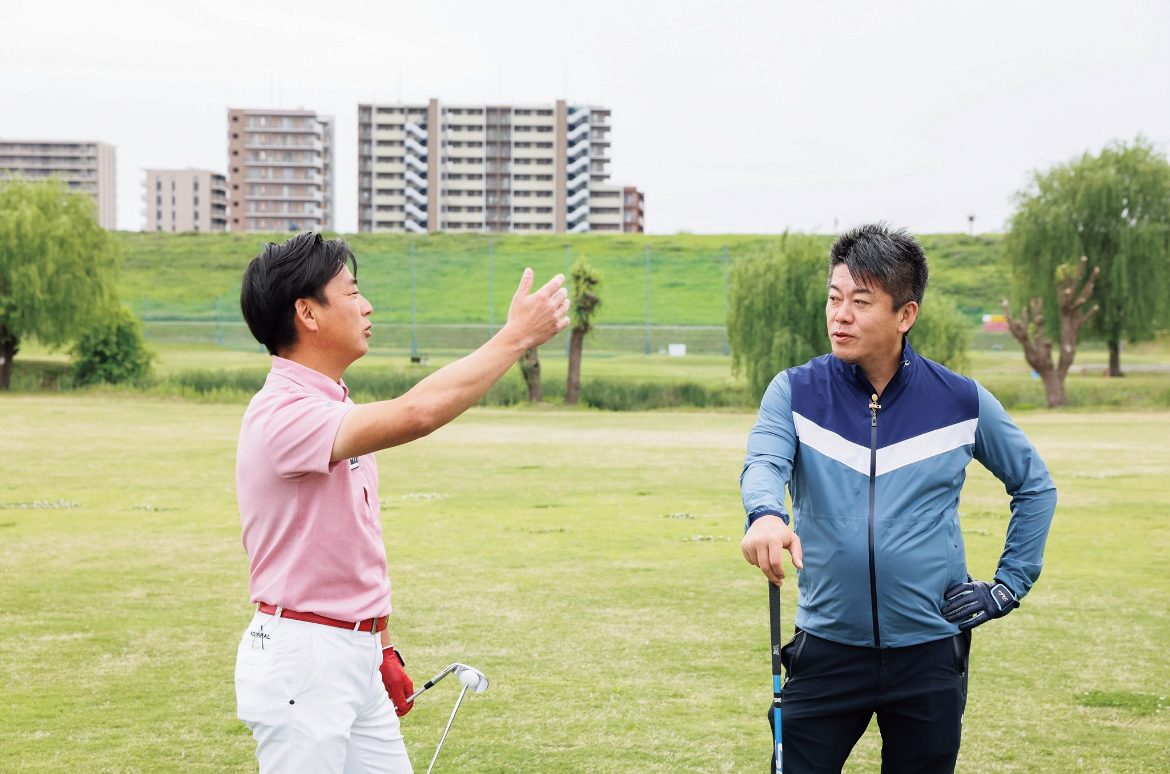 ゴルフをする堀江氏