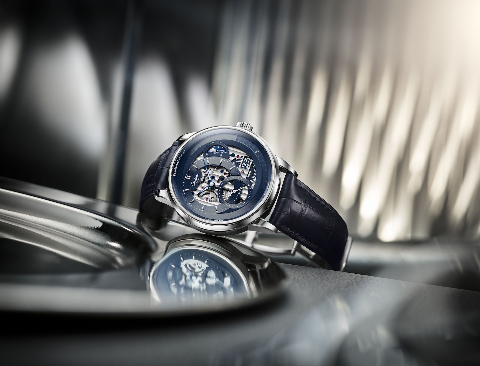 グラスヒュッテ・オリジナル、夜明けの群青を文字盤で表現した「パノ