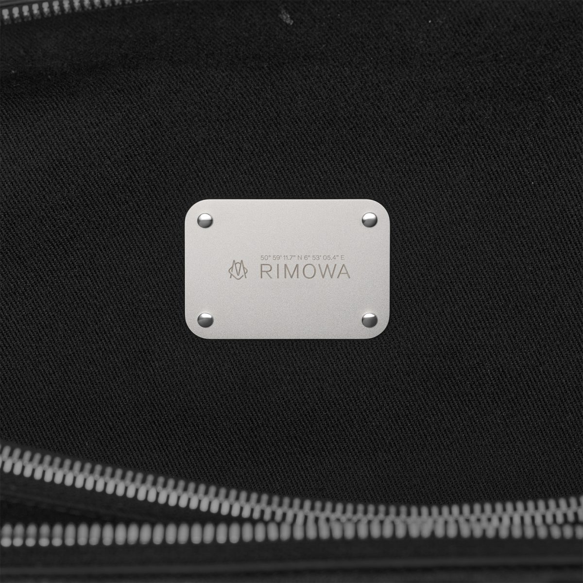 リモワ初のレザーライン「グルーヴ コレクション」が登場