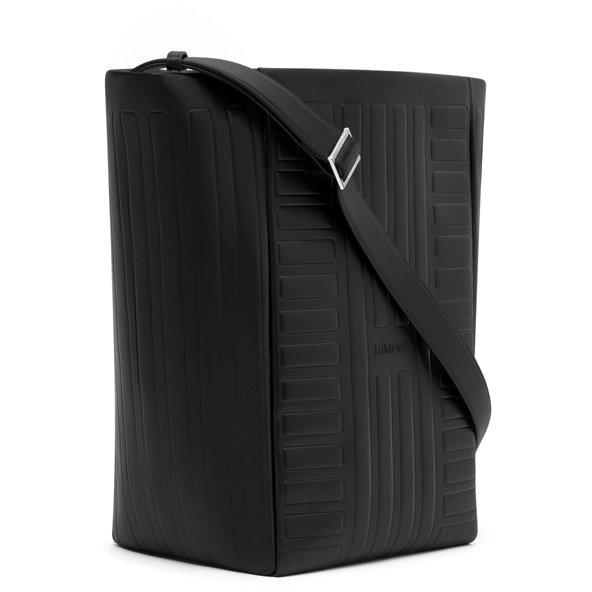 リモワ初のレザーライン「グルーヴ コレクション」が登場