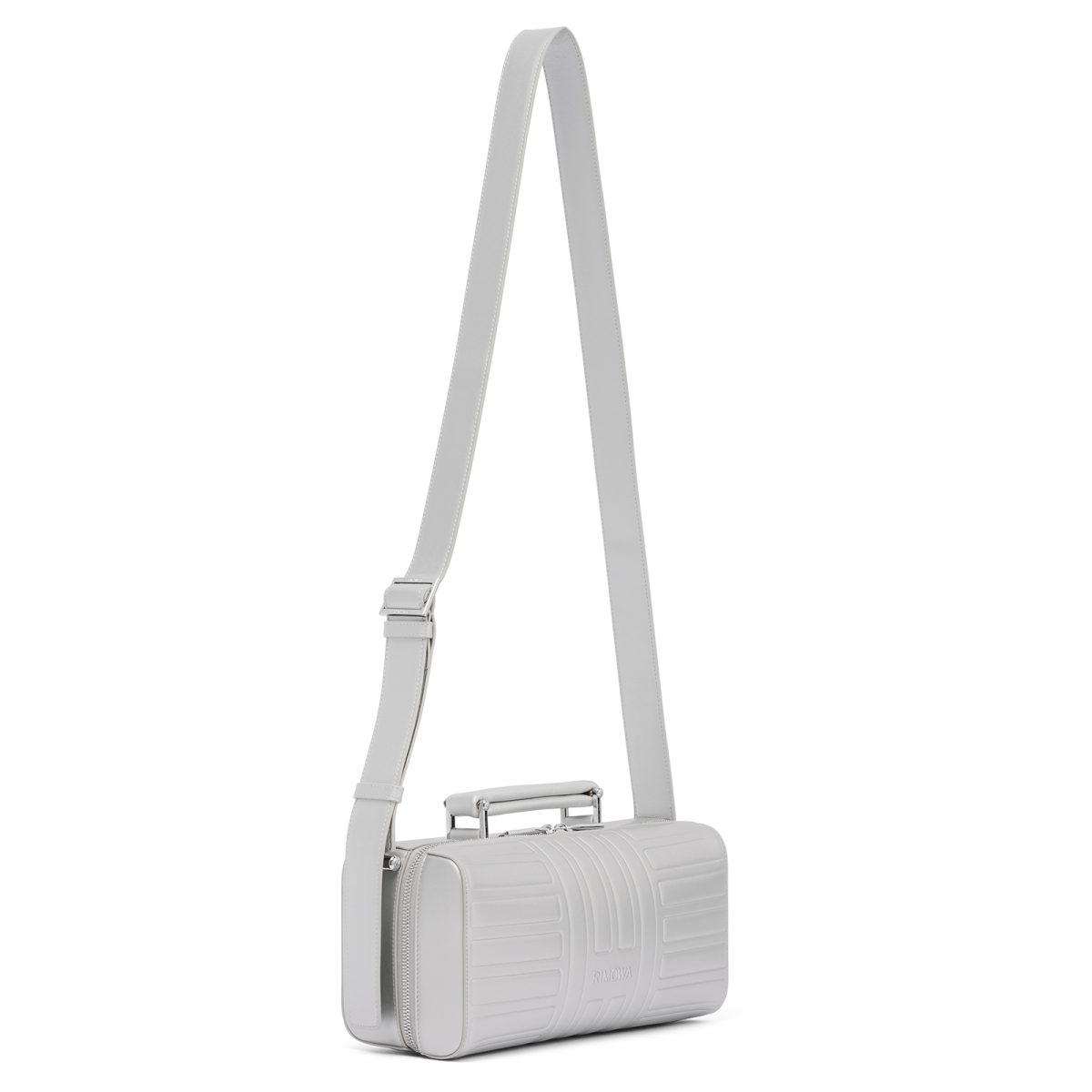 リモワ初のレザーライン「グルーヴ コレクション」が登場