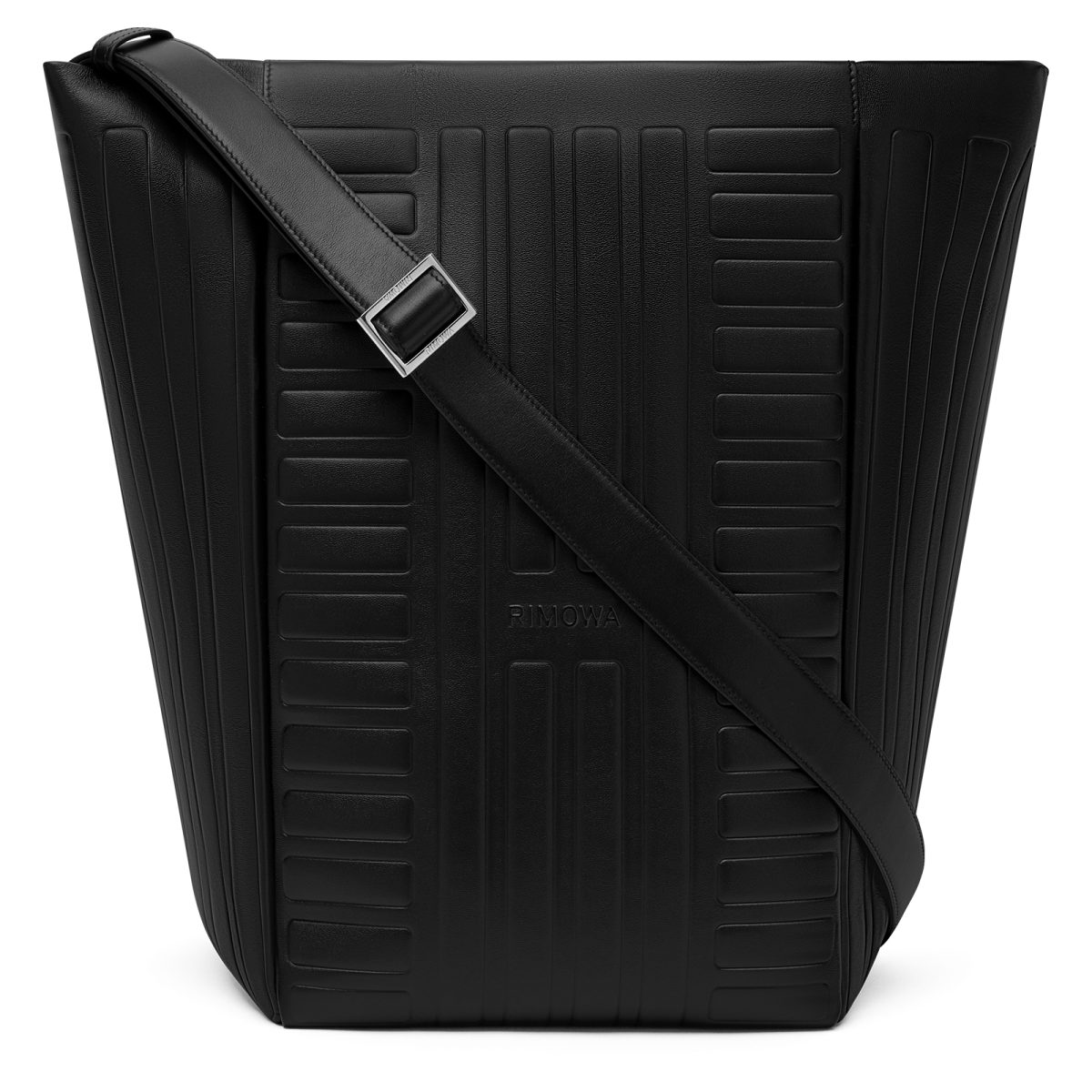 リモワ初のレザーライン「グルーヴ コレクション」が登場