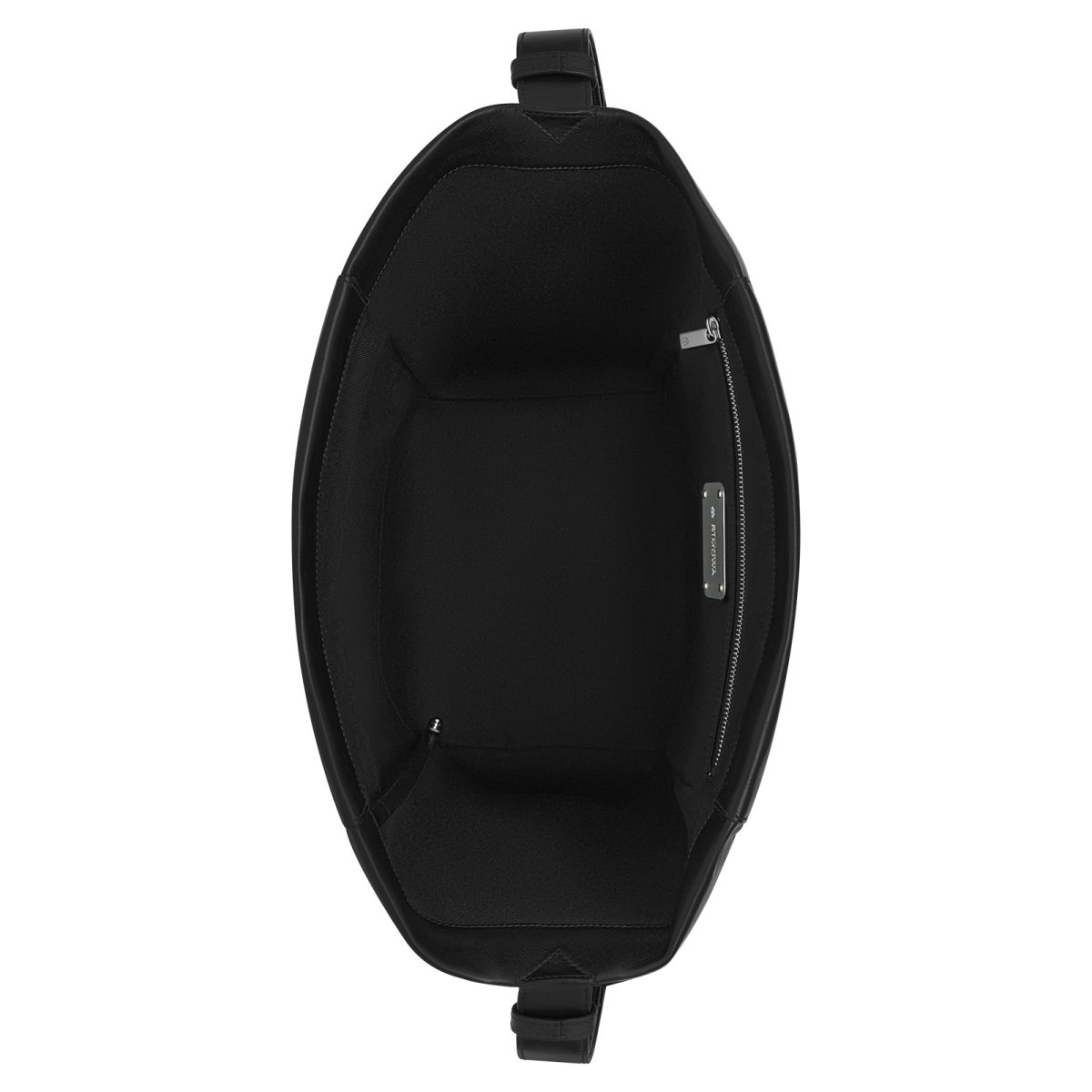 リモワ初のレザーライン「グルーヴ コレクション」が登場