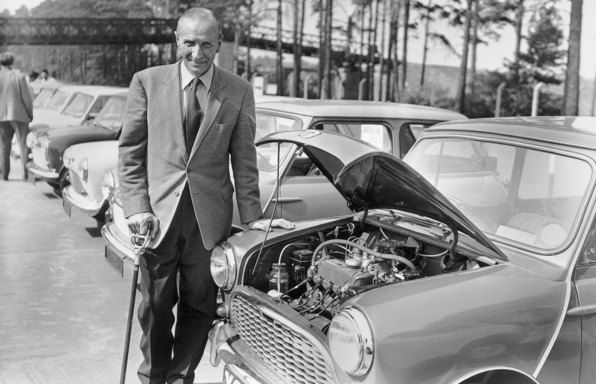 英国バターシー工科大学で学んだ後に、自動車産業に従事したアレック・イシゴニス。