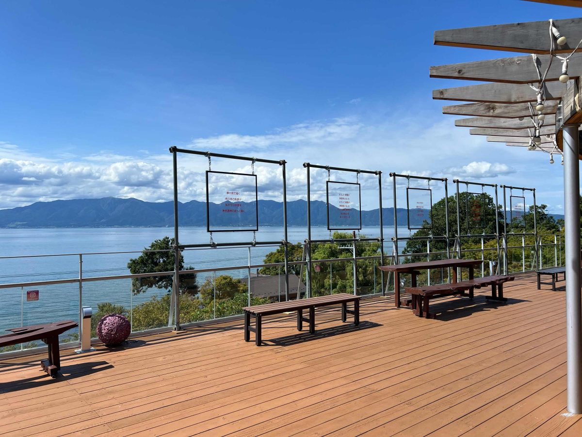 石川雷太氏の言葉のインスタレーション「True romance 2025×太郎坊(2025年)」