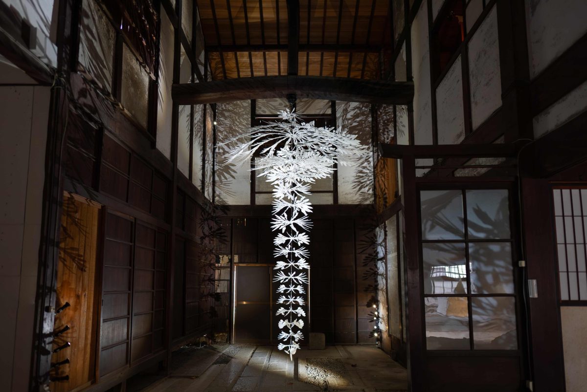 小松宏誠氏「ライフログ_シャンデリア_リマスター(2025年)」