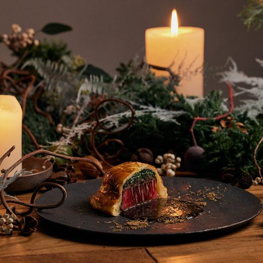 鹿児島県産「豊優牛」トリュフ。マッシュルームで作ったデュクセル、ほうれん草を重ねて、パイで包んで焼き上げた。ペリグーソース。フォアグラを。ロッシーニのようなイメージ。