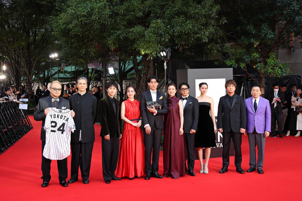 東京国際映画祭のレッドカーペットに登場した『栄光のバックホーム』チーム