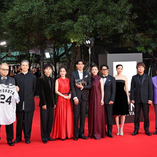 東京国際映画祭のレッドカーペットに登場した『栄光のバックホーム』チーム
