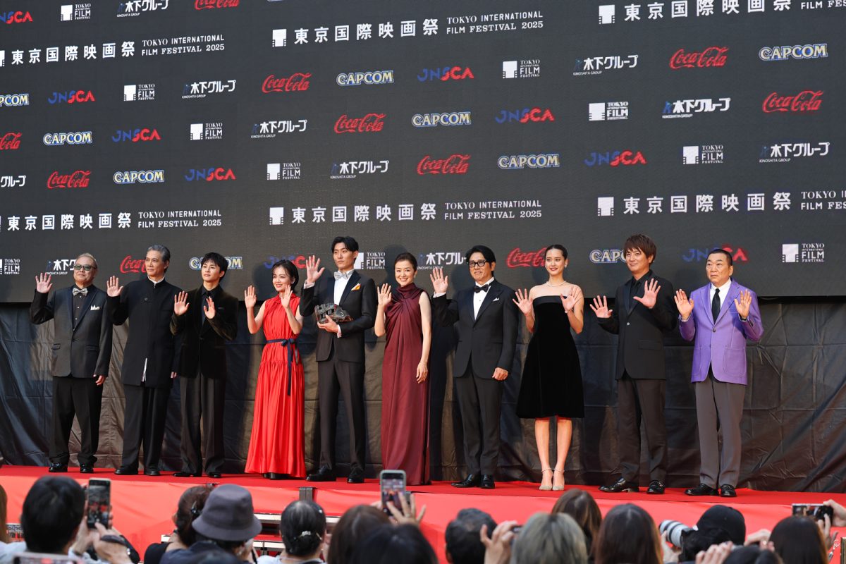 東京国際映画祭のレッドカーペットに登場した『栄光のバックホーム』チーム/幻冬舎・見城徹社長、秋山純監督、松谷鷹也、鈴木京香、高橋克典、前田拳太郎、伊原六花、草川拓弥、上地雄輔、山崎紘菜、加藤雅也
