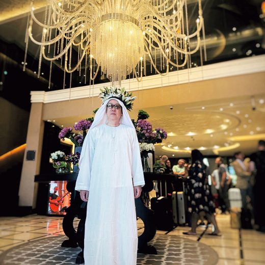 カンドゥーラを着た福田淳氏