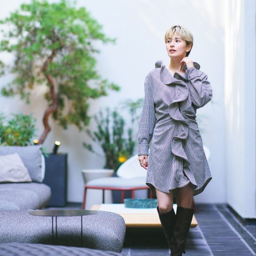 パラッツォ・モルテーニ東京のテラスに立つホラン千秋さん