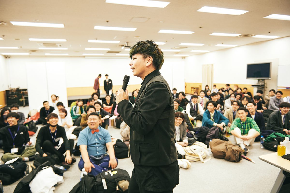 講義をする桝本壮志氏