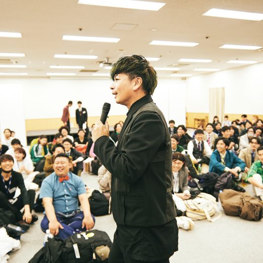 講義をする桝本壮志氏