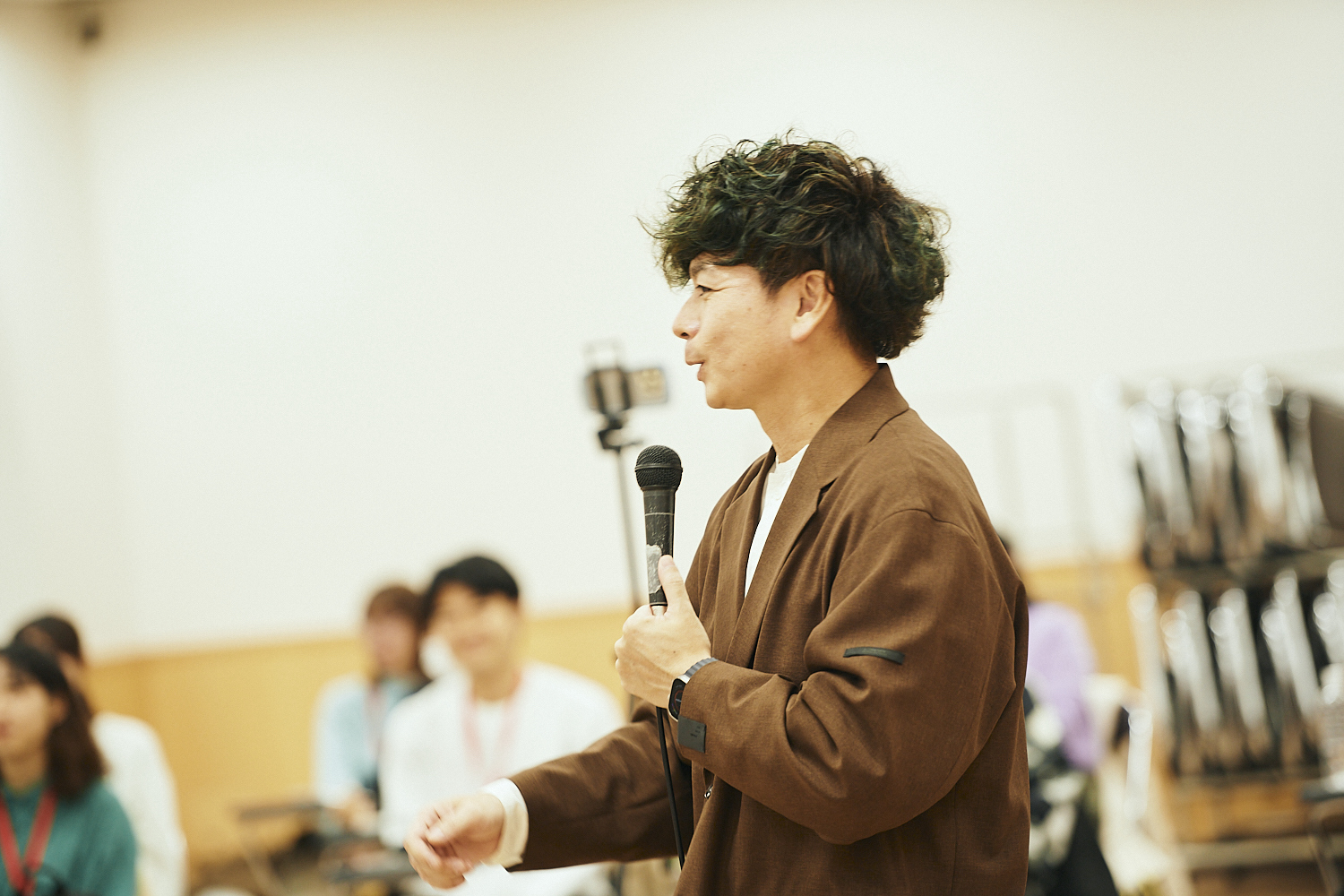 講義をする桝本壮志氏