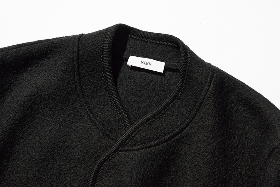 リアのノーカラージャケットの襟部