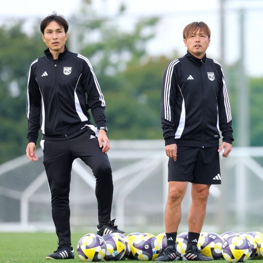 前田遼一コーチ（左）と遠藤保仁コーチ。