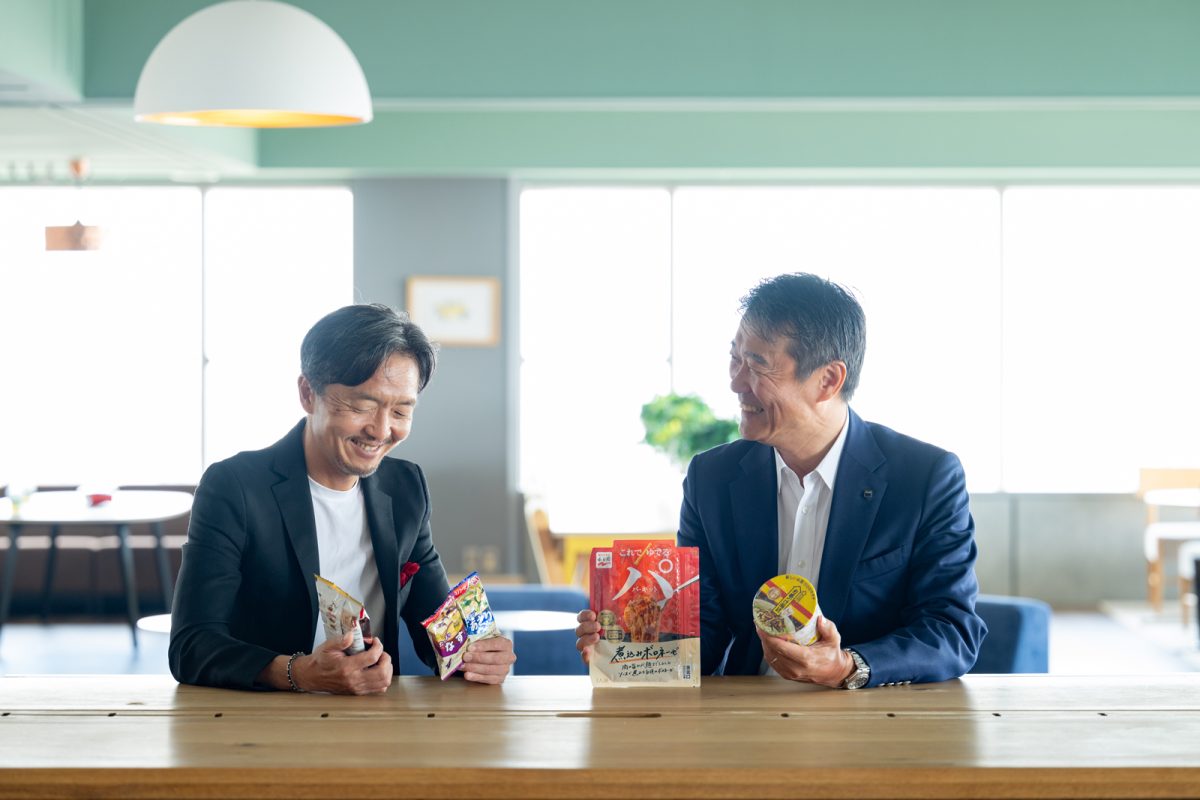 自社商品と共にする、川原浩氏と談笑上田谷真一氏