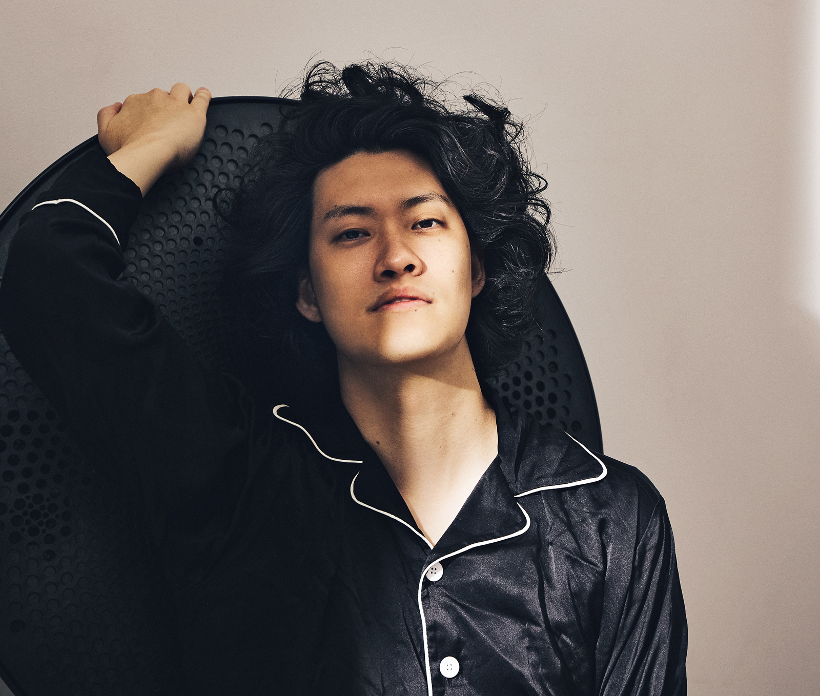 粗品、芸人とアーティストの共通の障害はお酒と女性 | GOETHE