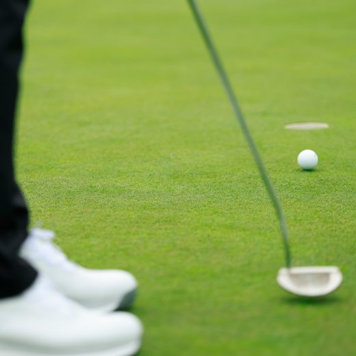 吉田洋一郎の最新ゴルフレッスン/パターは「肩を回転させる意識を持つと良い」をわかりやすく言うと?