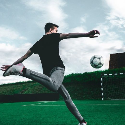 世界の超一流サッカー選手が頼りにする日本人治療家が伝授、パンパンにむくんだ足は「筋肉の端っこを揉む」