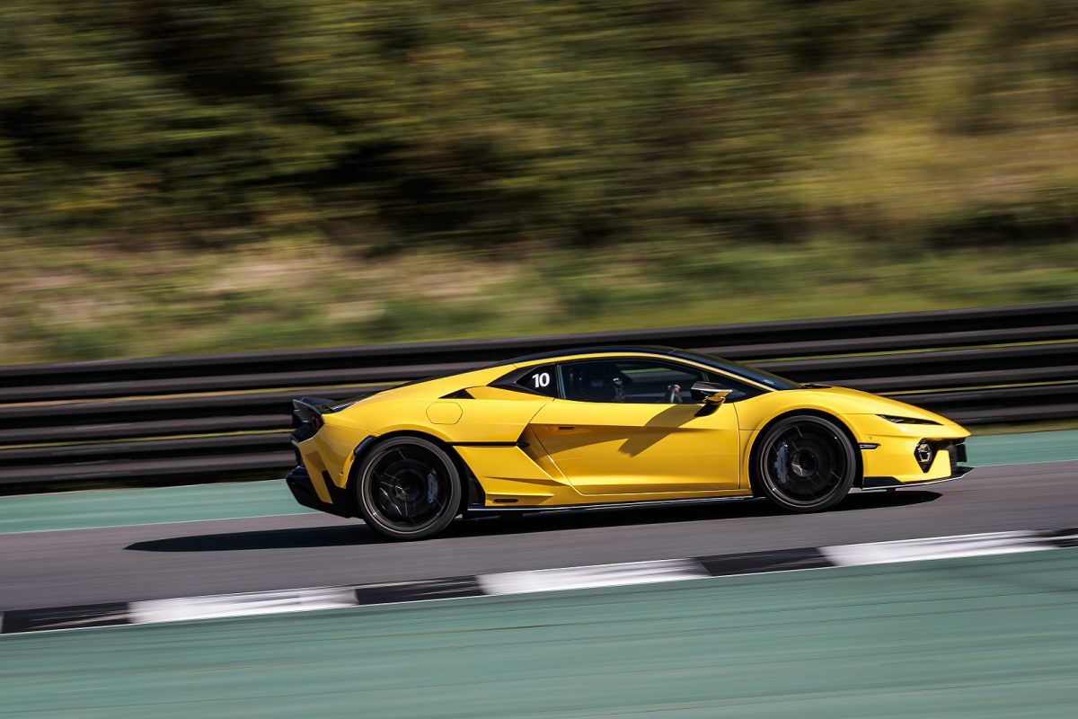 真横から見ると、前後のオーバーハングが短いミドシップレイアウトらしいフォルムであることがわかる。
