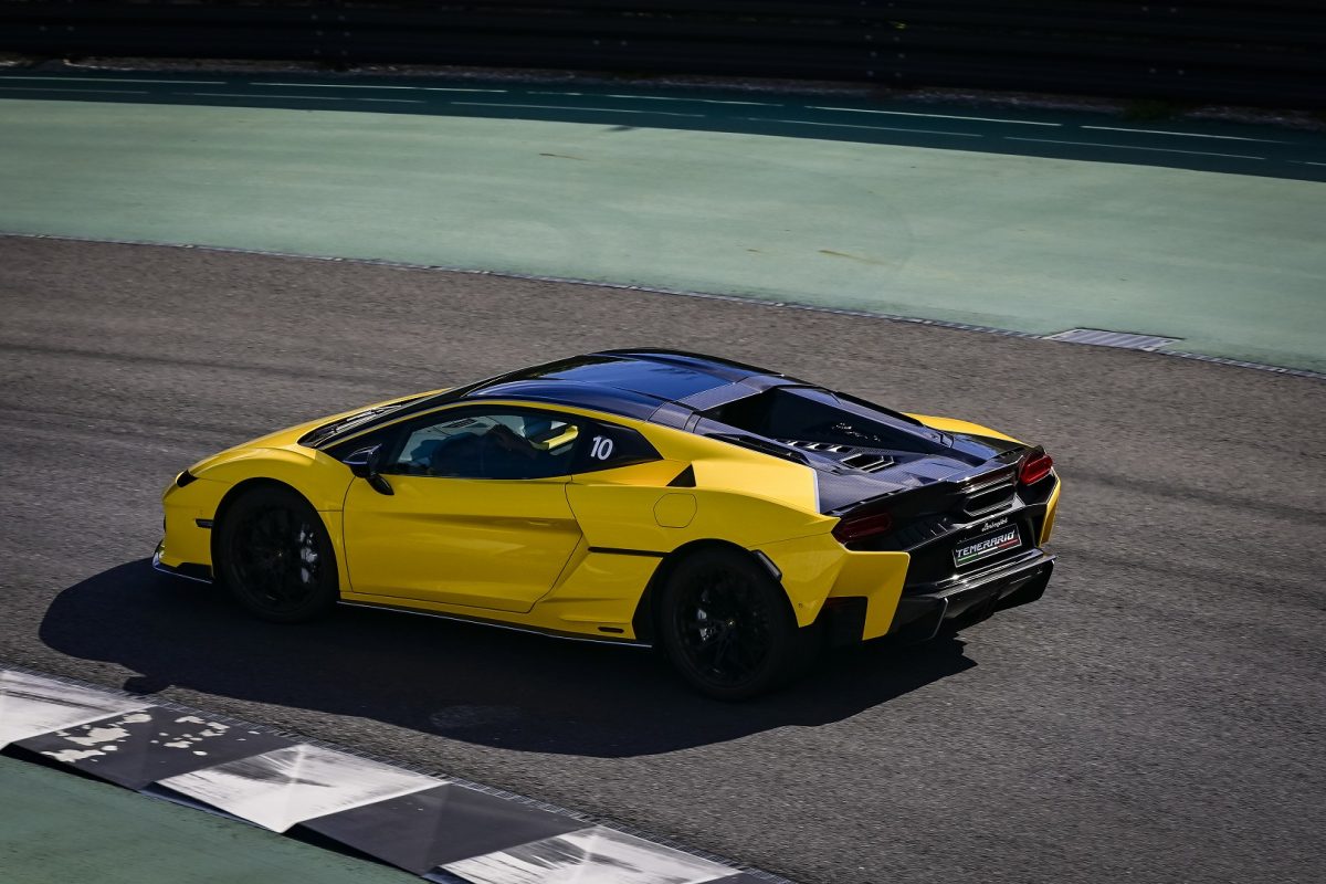 ドライバーの背後にミドシップされる4ℓのV型8気筒エンジンは、ランボルギーニがテメラリオのために新規で開発したもの。パワフルなだけでなく、その回転フィールや音でもドライバーの気持ちを高ぶらせる名機だ。
