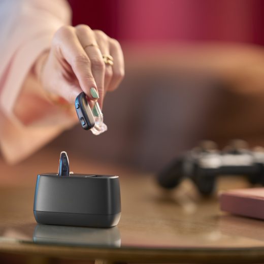 “聞こえ”のアップデートで生活を豊かに。世界最小クラスのAI搭載補聴器「リサウンド・エンツォ IA」