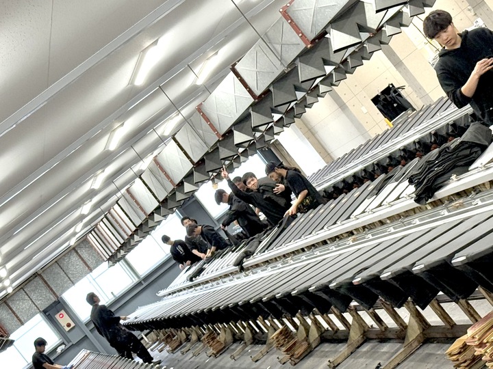 1日当たり手刷りは800面、7000ショット、機械刷りは3000ショット可能という国内有数のプリントラインを有する坂口捺染。材質や柄によって力加減やショット数を変えなくてはいけないため、職人技が求められる。