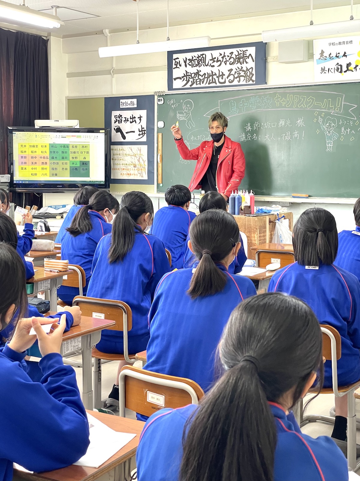 ド派手なルックスと徹底した従業員ファーストの経営で、全国から視察が絶えないという坂口捺染社長、坂口輝光氏。