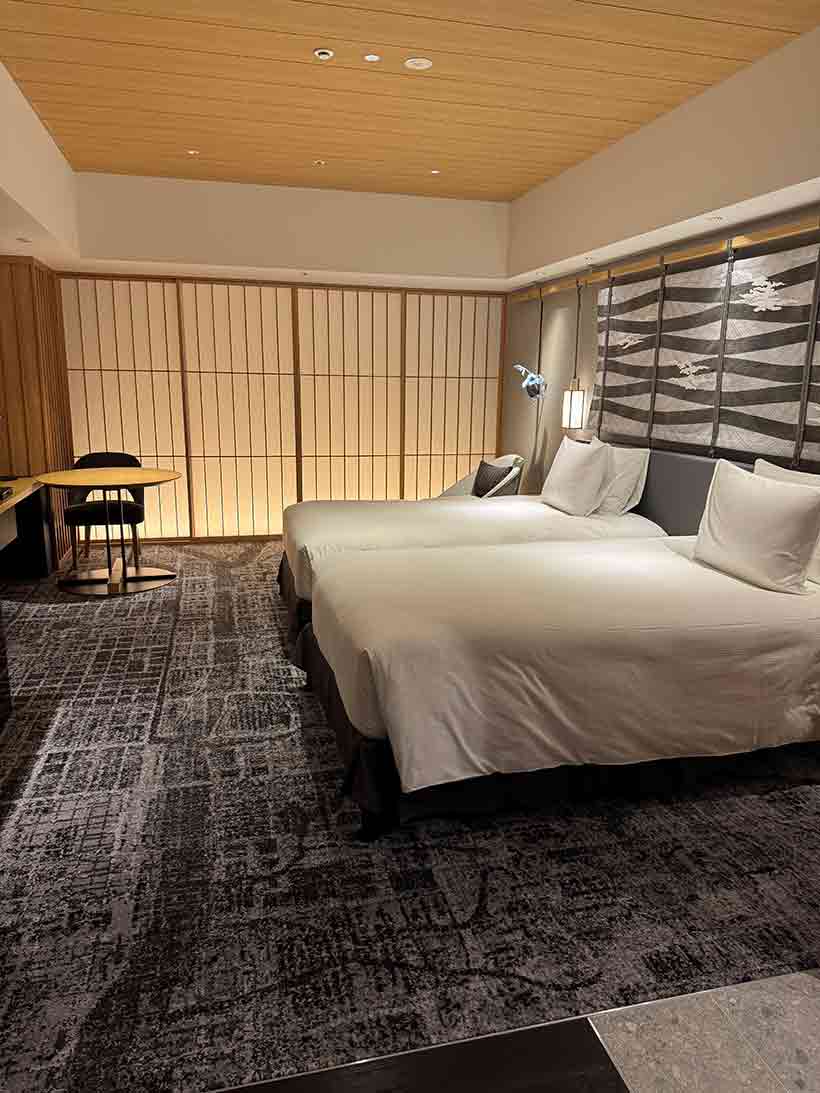 西陣織にインスパイアされた壁面装飾