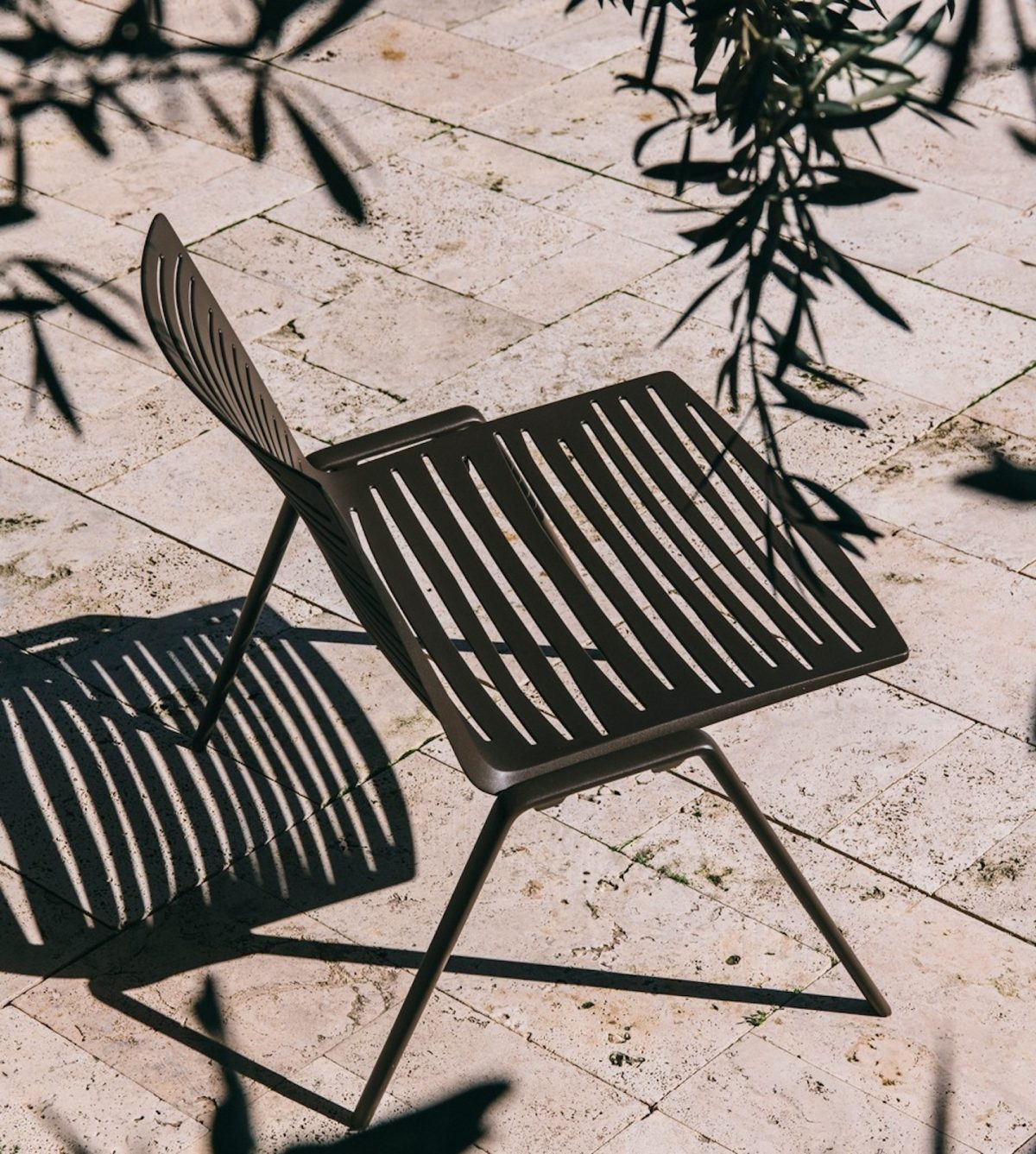 イタリアのアウトドア家具ブランド・FAST（ファスト）の「ZEBRA」