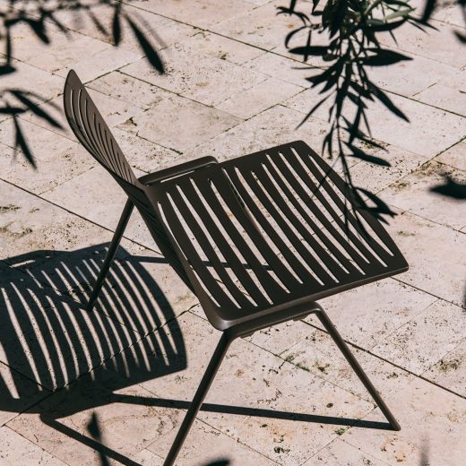 イタリアのアウトドア家具ブランド・FAST（ファスト）の「ZEBRA」