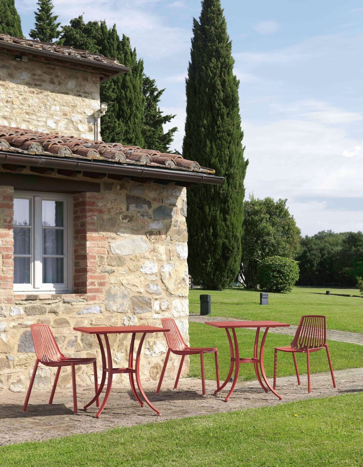 イタリアのアウトドア家具ブランド・FAST（ファスト）の「RION」