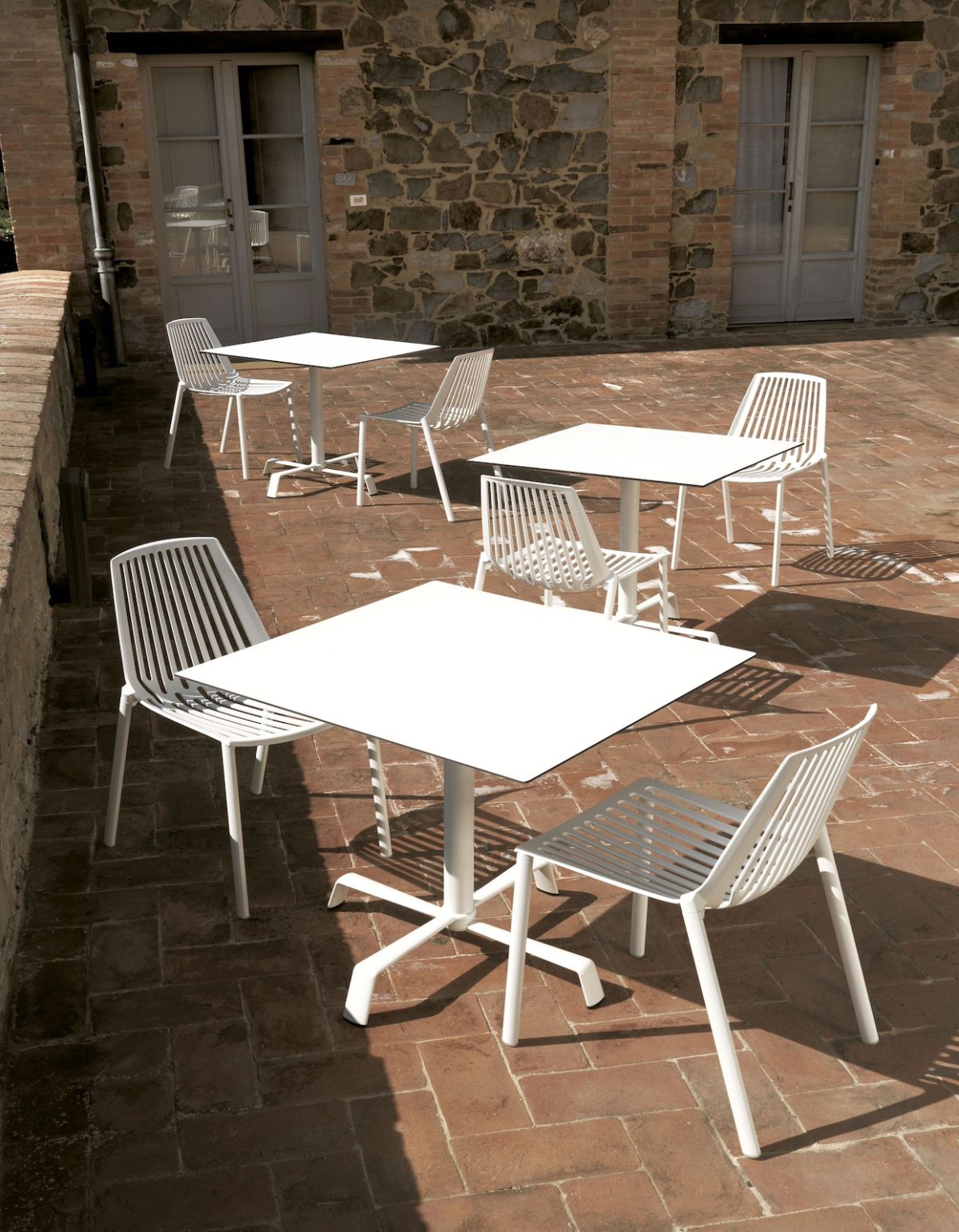 イタリアのアウトドア家具ブランド・FAST（ファスト）の「RION」