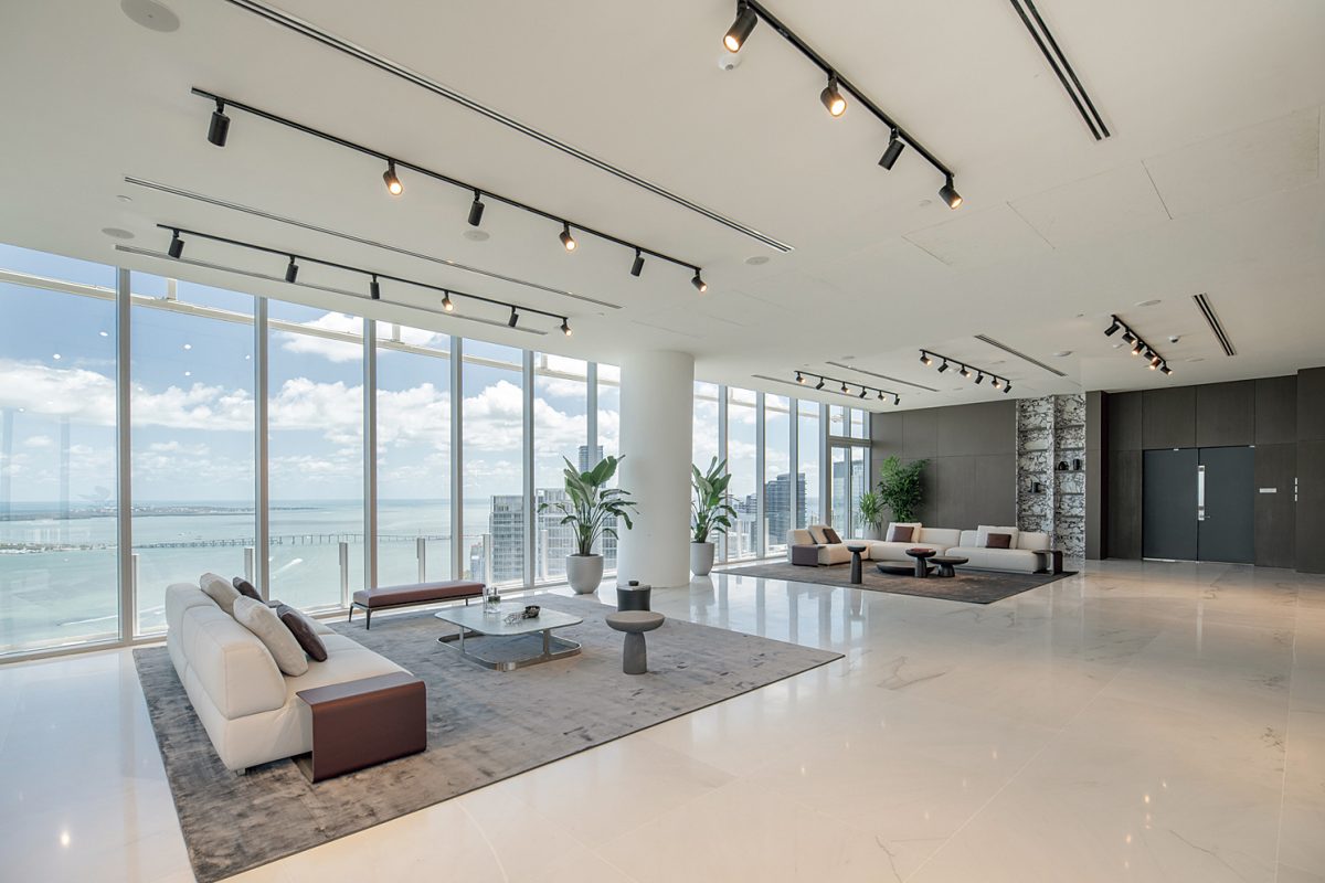 「アストンマーティン・レジデンス」